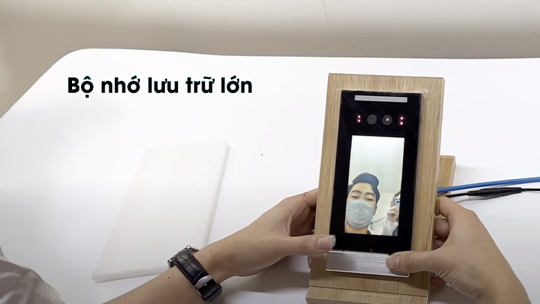 may-cham-cong-nhan-dien-khuon-mat-dahahi-dah-1005-tien-loi