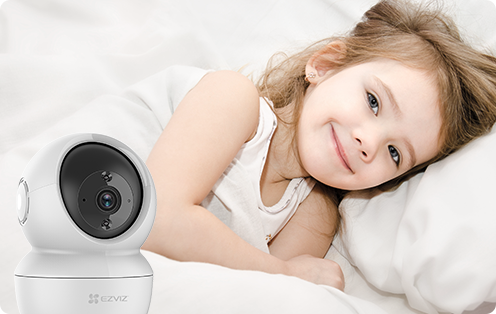 Bé gái nói chuyện với bố mẹ qua camera C6N