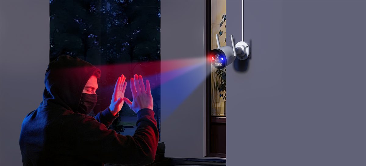 Đèn đỏ xanh của camera nhấp nháy xua kẻ lạ