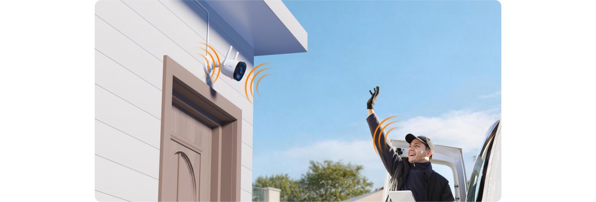 Người giao hàng vẫy tay trước camera gắn cửa