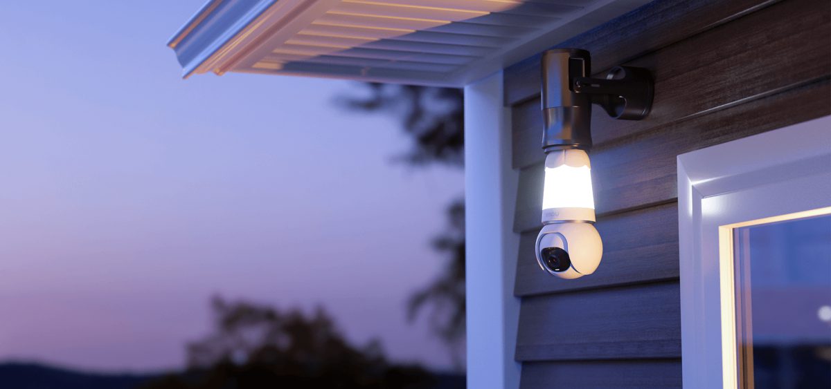 Camera bóng đèn Imou lắp dưới mái hiên lúc chạng vạng