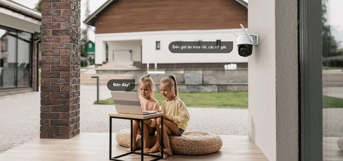 Gọi các con qua loa camera Imou ngoài hiên nhà