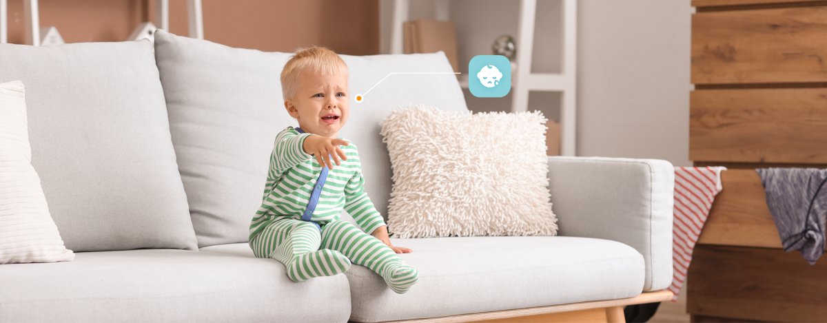 Em bé khóc trên ghế sofa, camera gửi cảnh báo âm thanh
