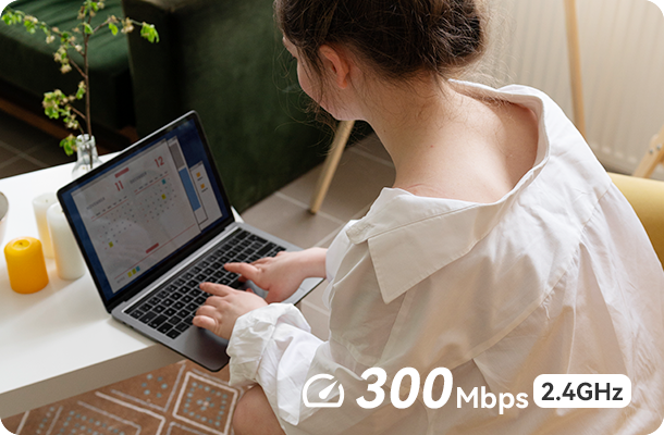Làm việc trên laptop với Wi‑Fi 2.4GHz 300Mbps