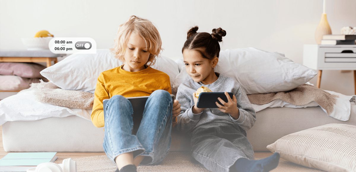 Hai bé dùng máy tính bảng, Wi‑Fi hẹn giờ trên bộ phát