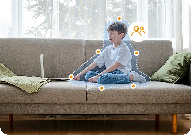 Camera khoanh vùng nhận diện cậu bé ngồi trên sofa