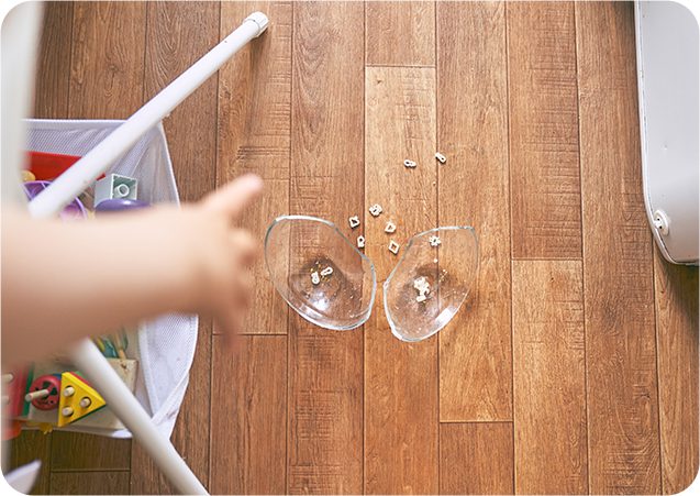 Ly thuỷ tinh vỡ trên sàn – camera phát hiện âm thanh bất thường
