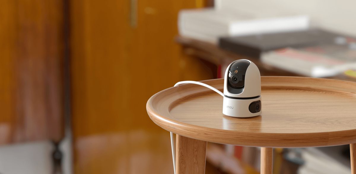 Camera Imou Ranger Dual 2 mắt đặt trên bàn trong nhà