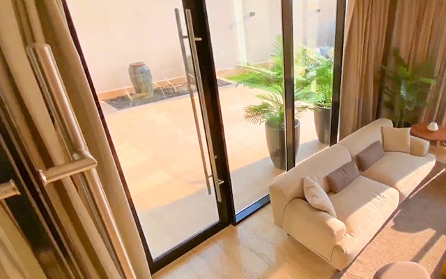 Hình mắt cố định canh cửa ra sân