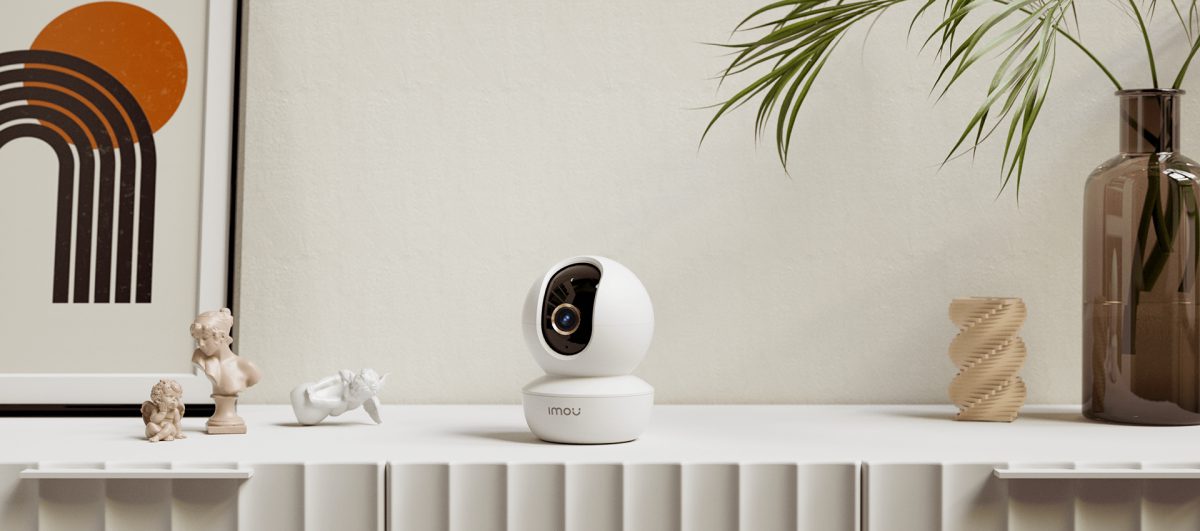 Camera Imou Ranger SE 4MP trên kệ phòng khách