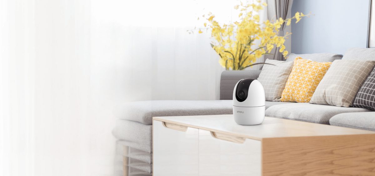 Camera Imou Ranger 2 3MP đặt trên kệ phòng khách