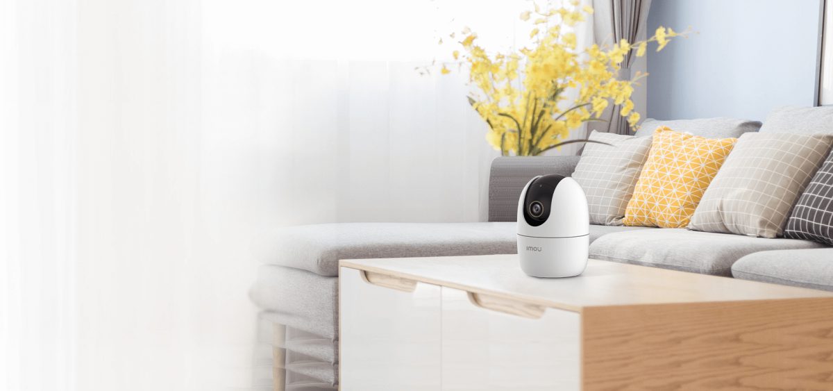 Camera Imou Ranger 2 5MP đặt trên kệ phòng khách
