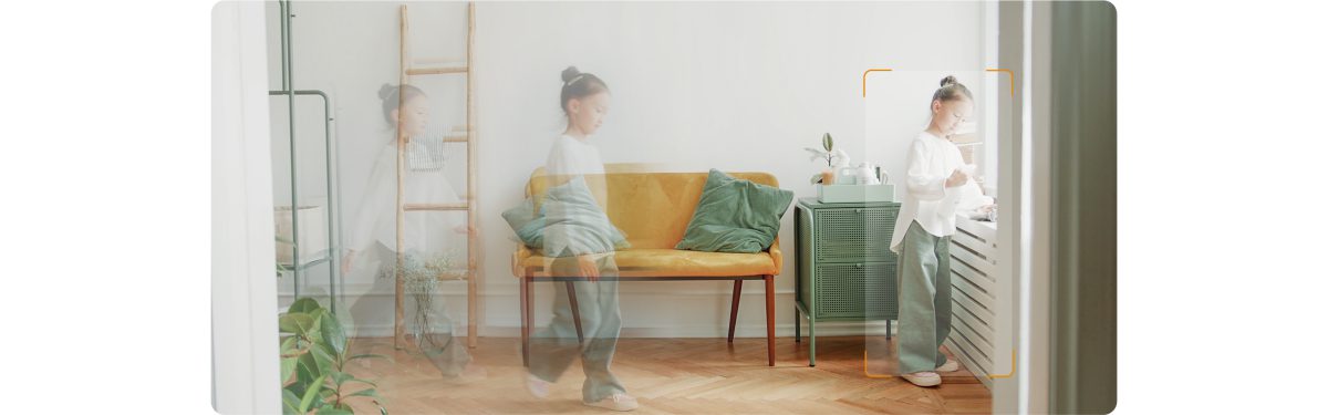 Ranger Mini xoay theo người đi trong phòng