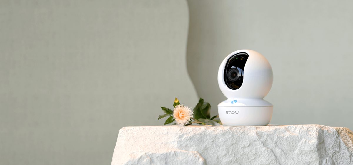 Camera Imou Ranger RC 3MP đặt trên kệ đá