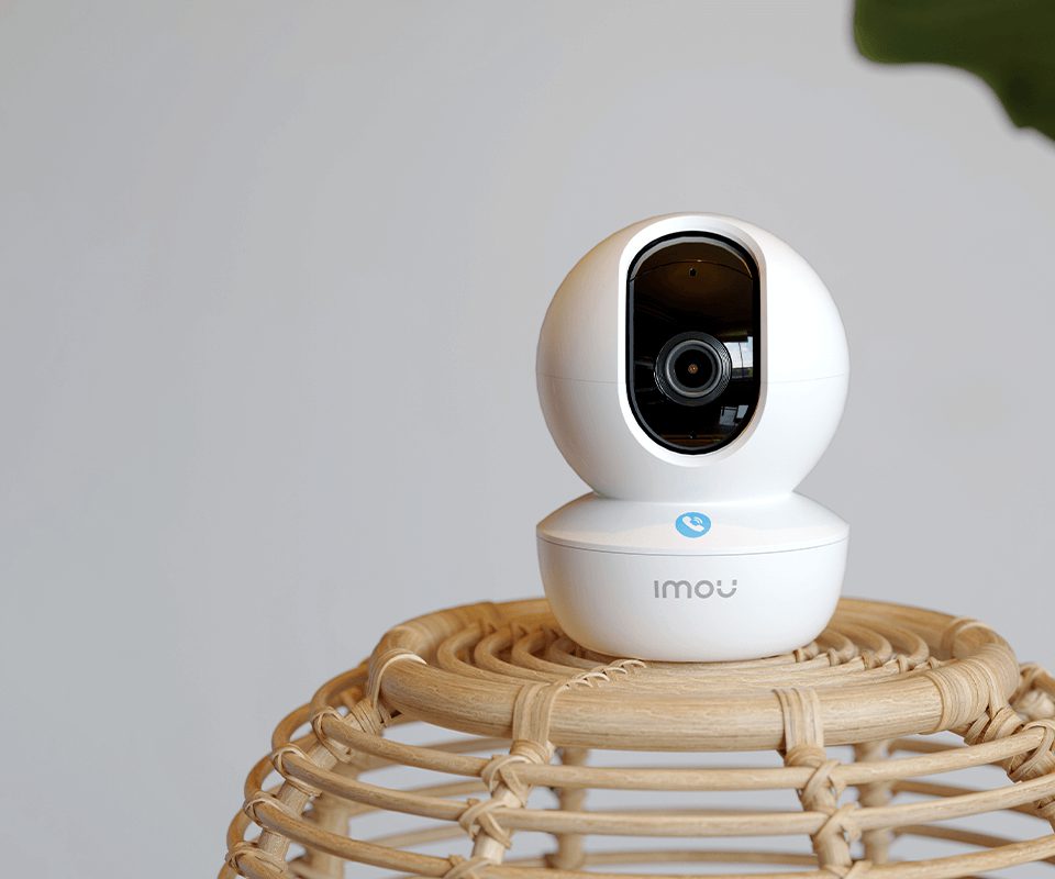 Camera Imou Ranger RC 3MP trên ghế mây