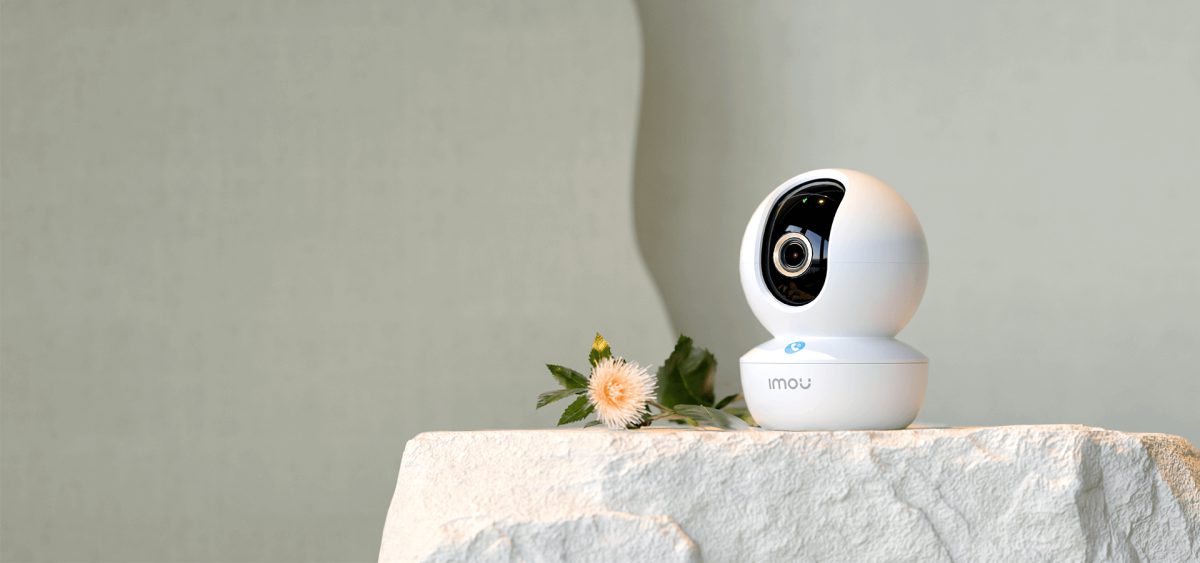 Camera Imou Ranger RC 4MP đặt trên kệ đá