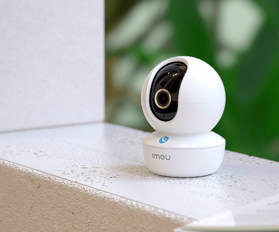 Camera Imou Ranger RC 4MP trên kệ đá