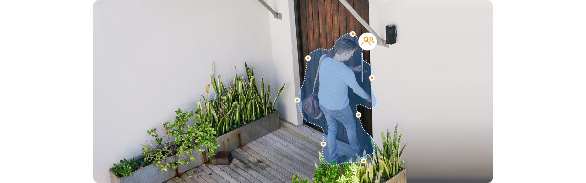 Camera khoanh vùng người đứng trước cửa nhà