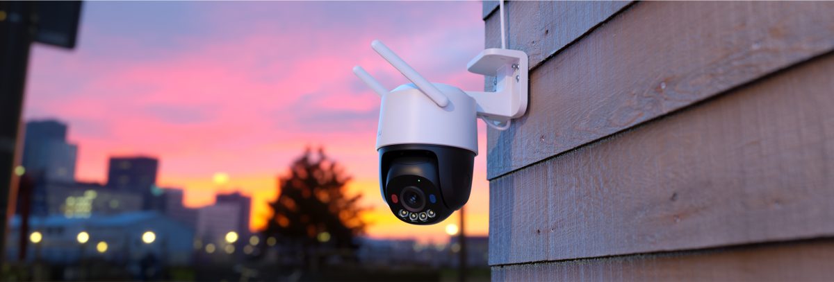 Camera Cruiser SC gắn tường với giá đỡ lớn lúc hoàng hôn