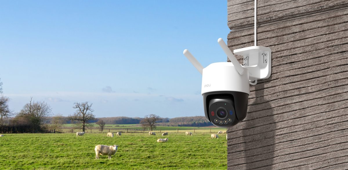 Camera Imou Cruiser SC 4G gắn tường cạnh đồng cỏ