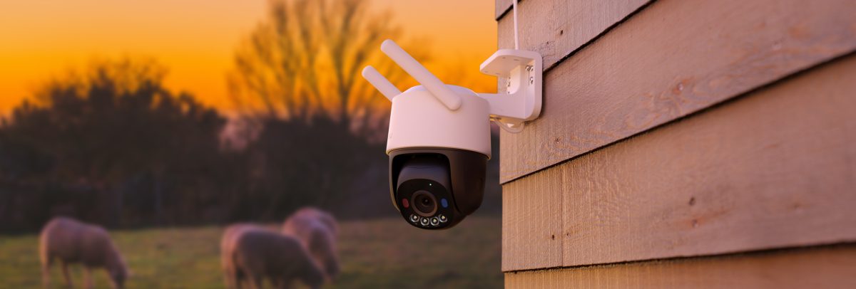 Camera Cruiser SC 4G gắn tường cạnh đồng cỏ lúc hoàng hôn