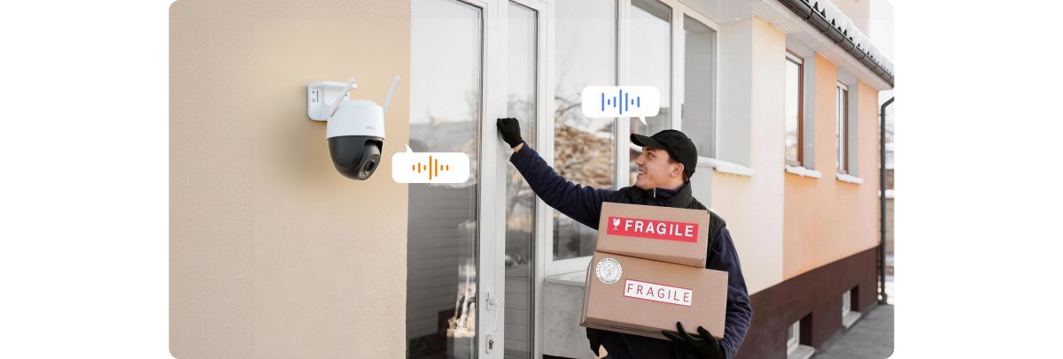 Người giao hàng nói chuyện qua camera trước cửa