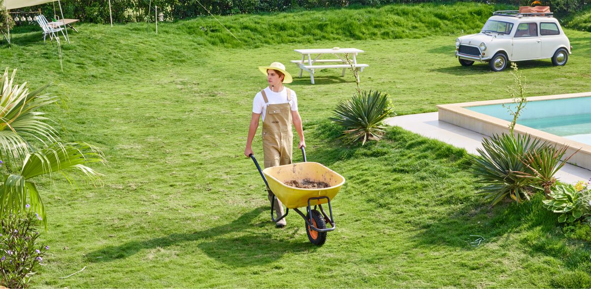 Hình 3K+ rõ nét: người đẩy xe trong sân vườn