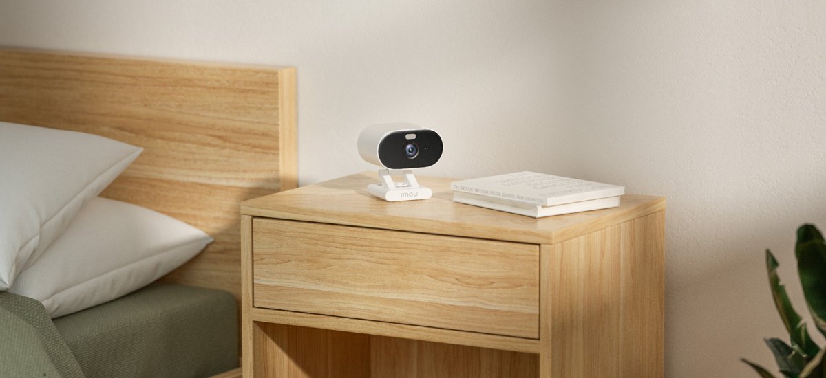 Camera Versa đặt trên tủ đầu giường
