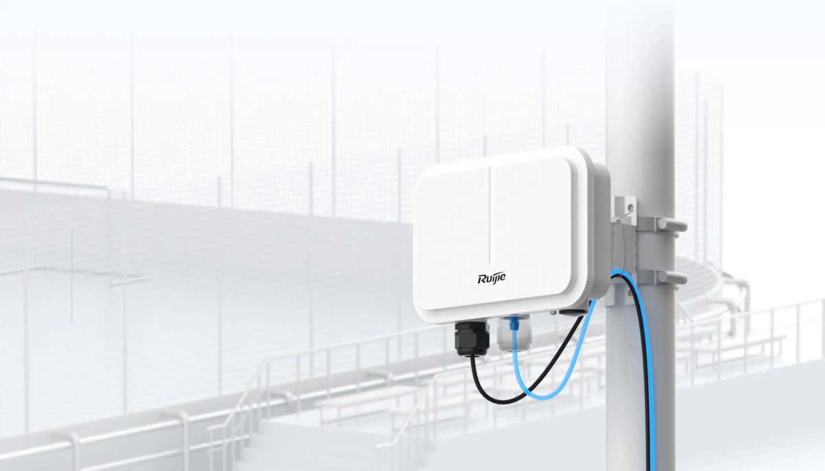 RG-AP680(CD) trên cột nối cáp mạng vào cổng Gigabit PoE