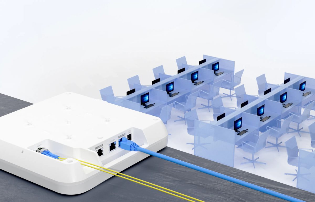 Cáp quang và cáp mạng nối vào cổng 5G của RG-AP840-L trong văn phòng