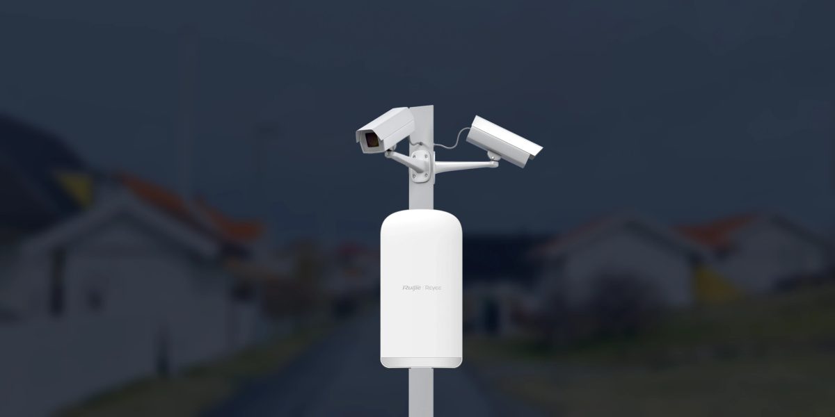 Cầu nối RG-EST330F-P gắn trên cột cùng hai camera giám sát