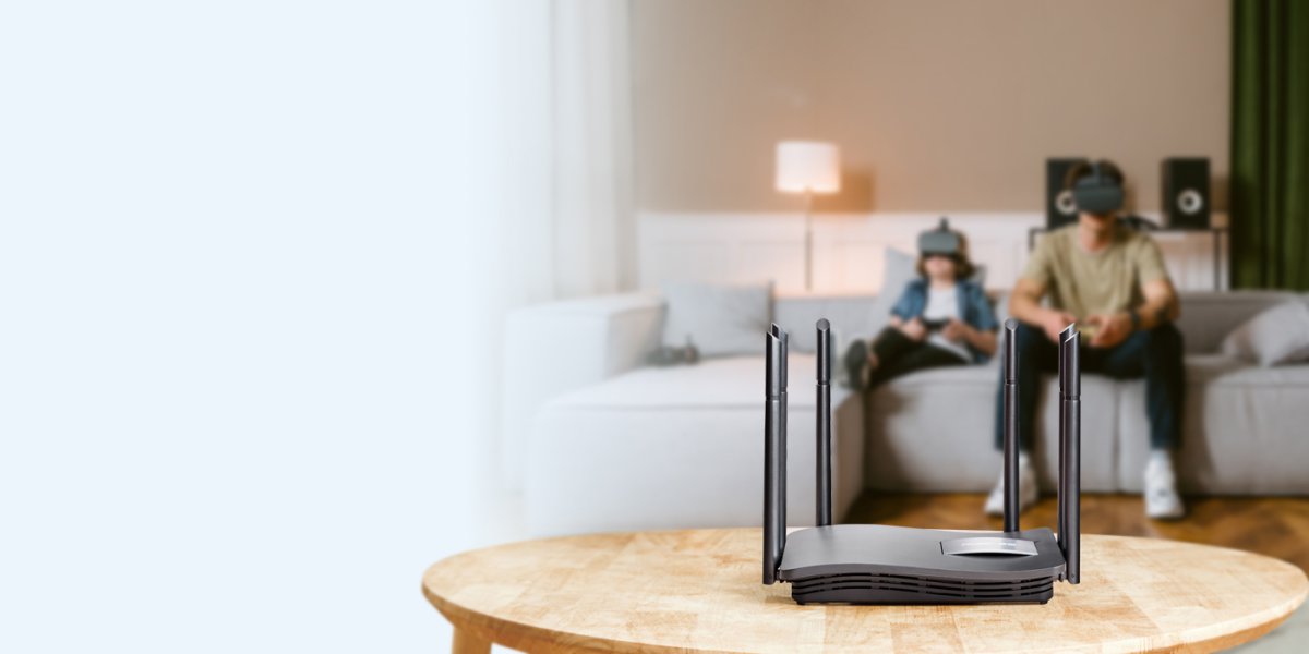 Router Wi‑Fi Ruijie Reyee RG-EW1200G PRO màu đen, 6 ăng-ten, đặt trong phòng khách