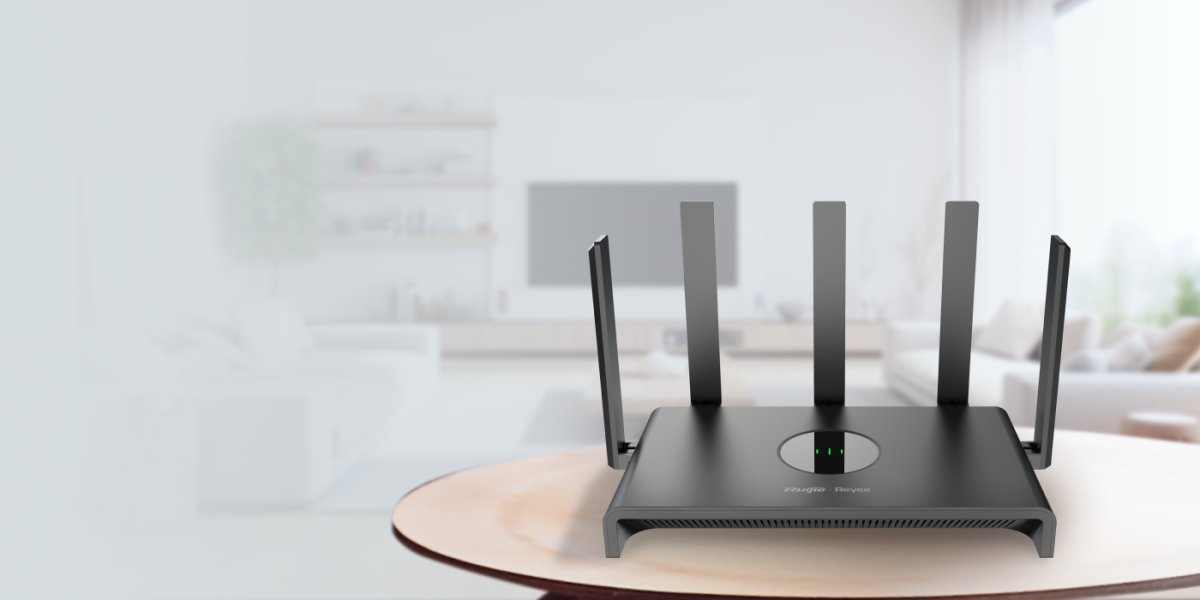 Router Wi‑Fi Ruijie Reyee RG-EW1300G màu đen, 5 ăng-ten, đặt trong phòng khách