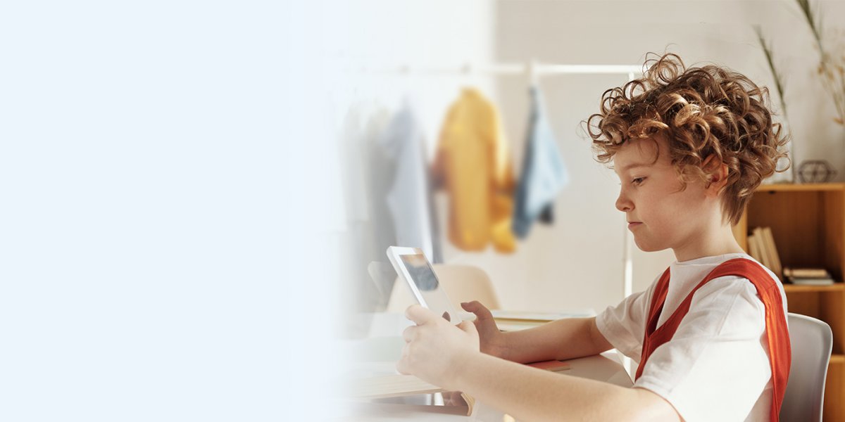 Bé dùng máy tính bảng với chế độ kiểm soát của phụ huynh