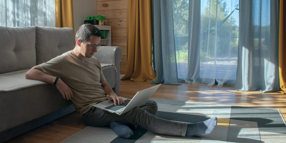 Làm việc bằng laptop với Wi‑Fi phát từ SIM 4G